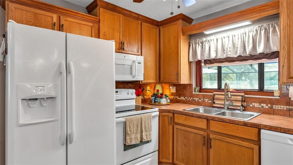 Activo con contrato: $350,000 (3 camas, 2 baños, 1771 Pies cuadrados)