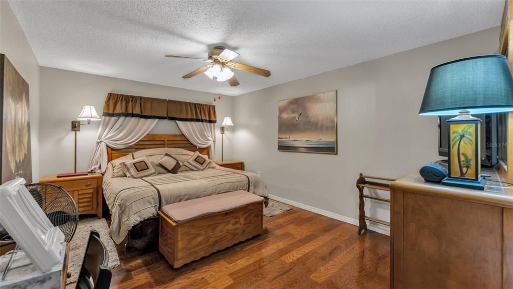 Activo con contrato: $350,000 (3 camas, 2 baños, 1771 Pies cuadrados)