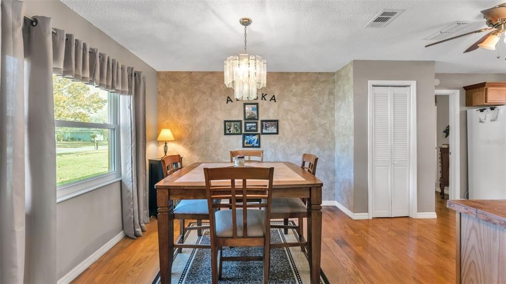 Activo con contrato: $350,000 (3 camas, 2 baños, 1771 Pies cuadrados)