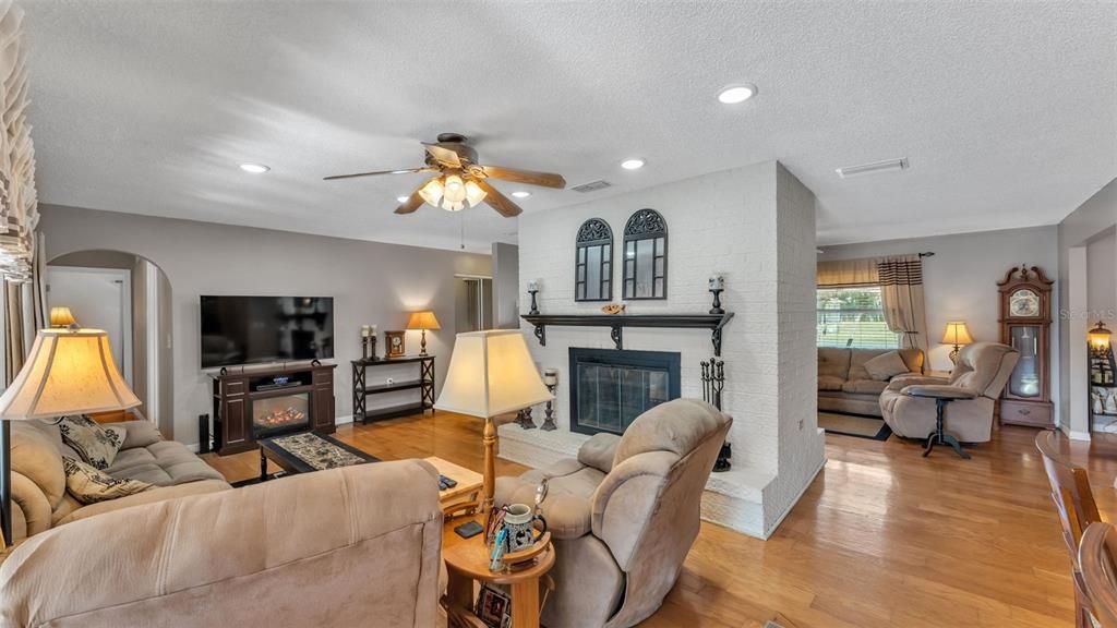 Activo con contrato: $350,000 (3 camas, 2 baños, 1771 Pies cuadrados)