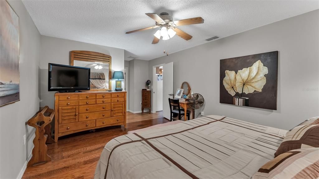 Activo con contrato: $350,000 (3 camas, 2 baños, 1771 Pies cuadrados)