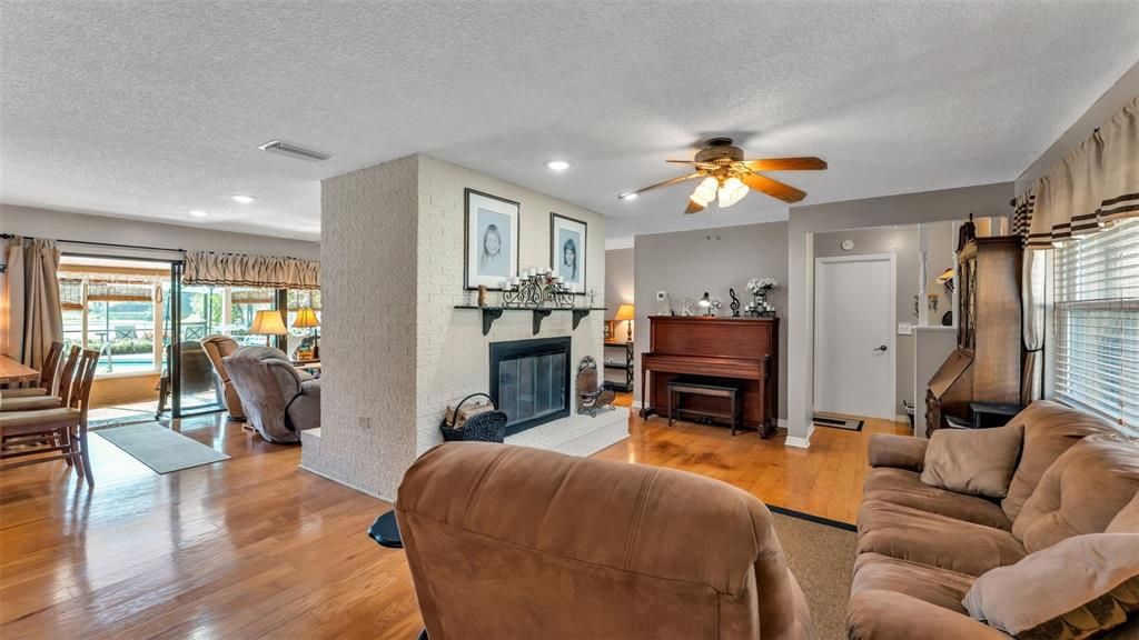 Activo con contrato: $350,000 (3 camas, 2 baños, 1771 Pies cuadrados)