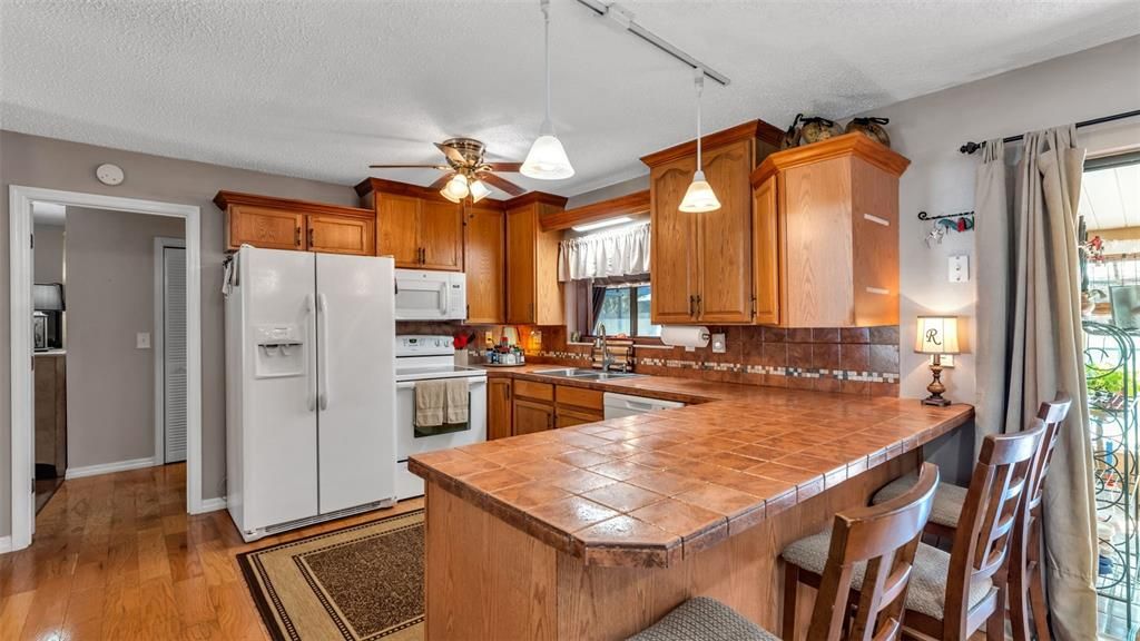 Activo con contrato: $350,000 (3 camas, 2 baños, 1771 Pies cuadrados)