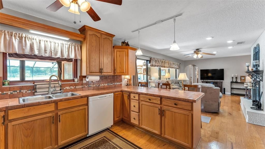 Activo con contrato: $350,000 (3 camas, 2 baños, 1771 Pies cuadrados)