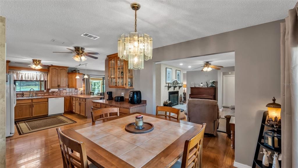 Activo con contrato: $350,000 (3 camas, 2 baños, 1771 Pies cuadrados)