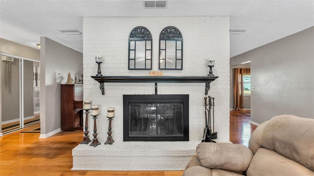 Activo con contrato: $350,000 (3 camas, 2 baños, 1771 Pies cuadrados)