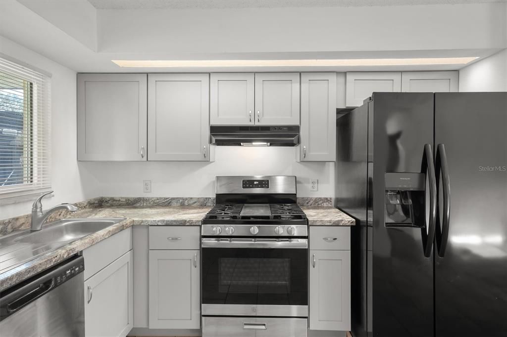 For Sale: $120,000 (2 beds, 1 baths, 851 Square Feet)