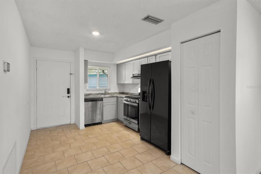 For Sale: $120,000 (2 beds, 1 baths, 851 Square Feet)