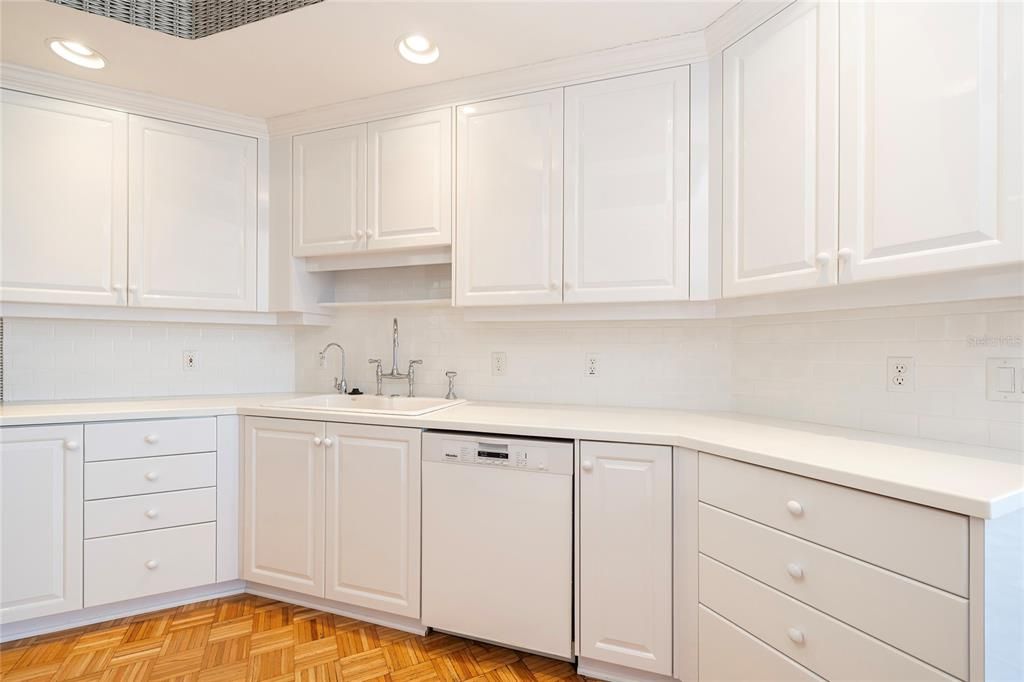 На продажу: $1,325,000 (2 спален, 2 ванн, 2319 Квадратных фут)