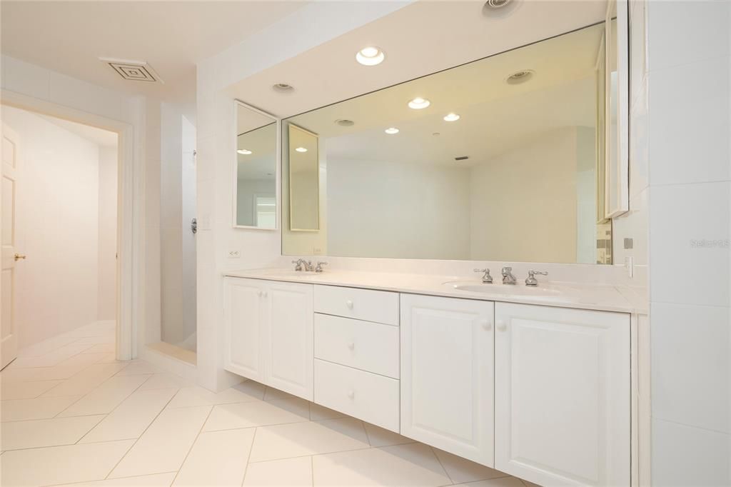 На продажу: $1,325,000 (2 спален, 2 ванн, 2319 Квадратных фут)