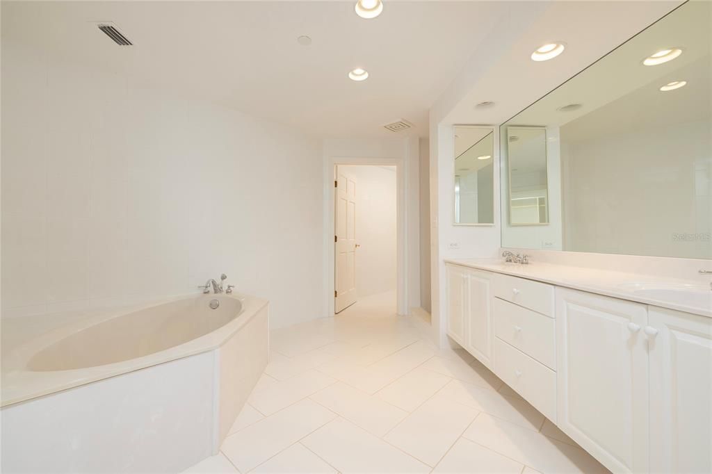 На продажу: $1,325,000 (2 спален, 2 ванн, 2319 Квадратных фут)