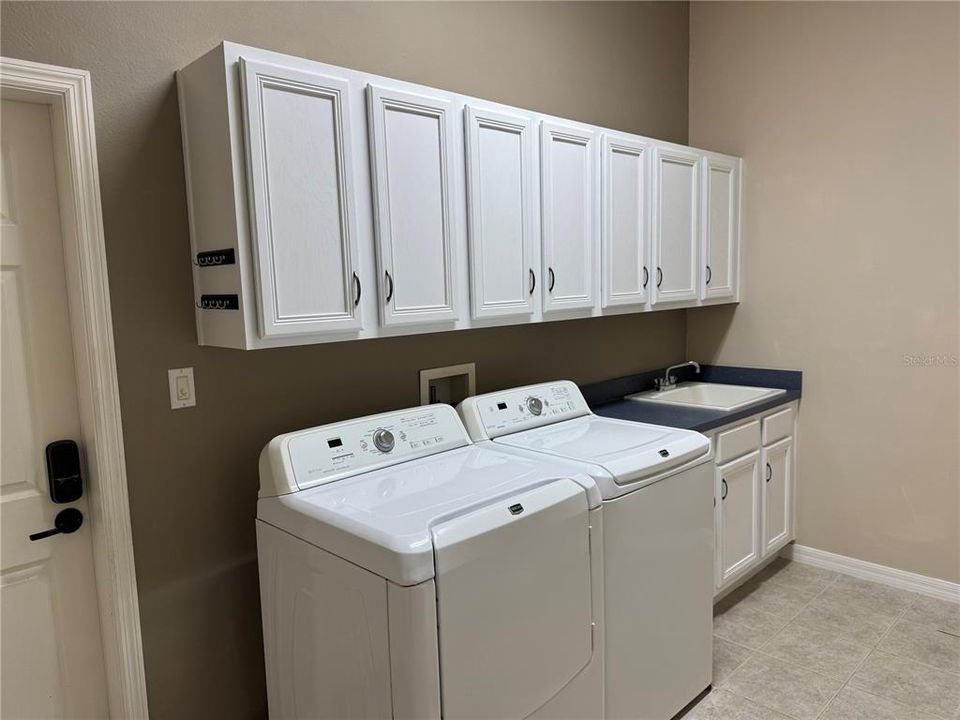 For Sale: $595,000 (2 beds, 2 baths, 2945 Square Feet)