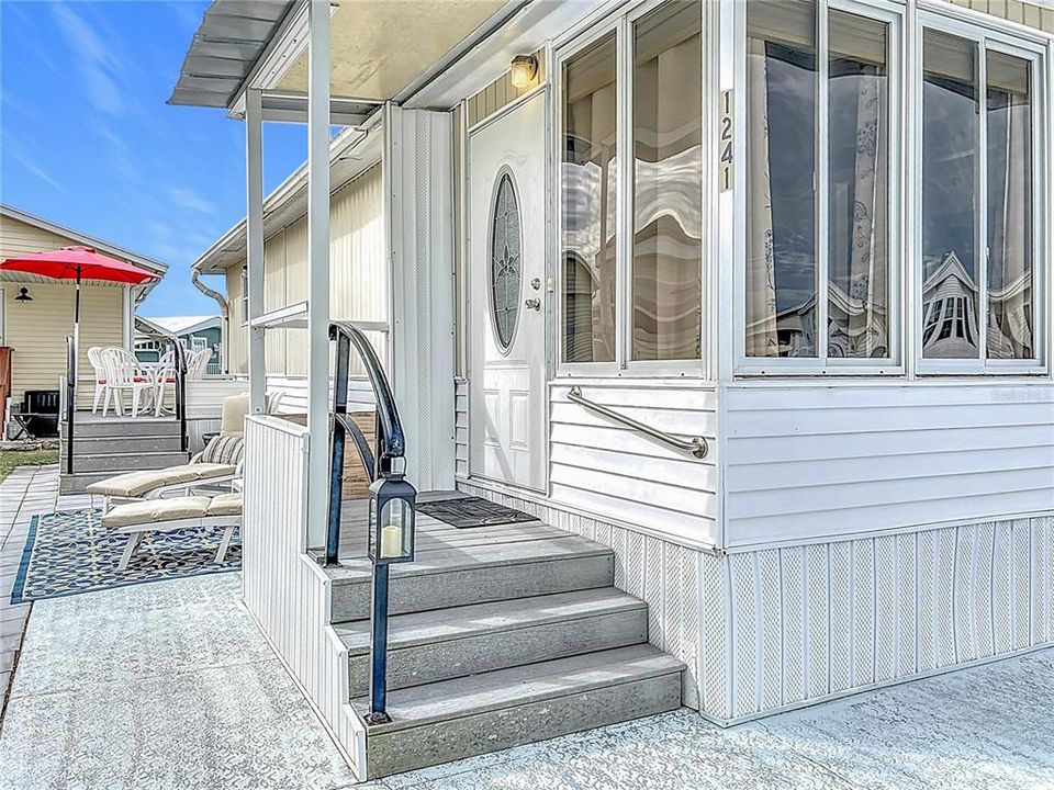 For Sale: $149,900 (1 beds, 2 baths, 848 Square Feet)