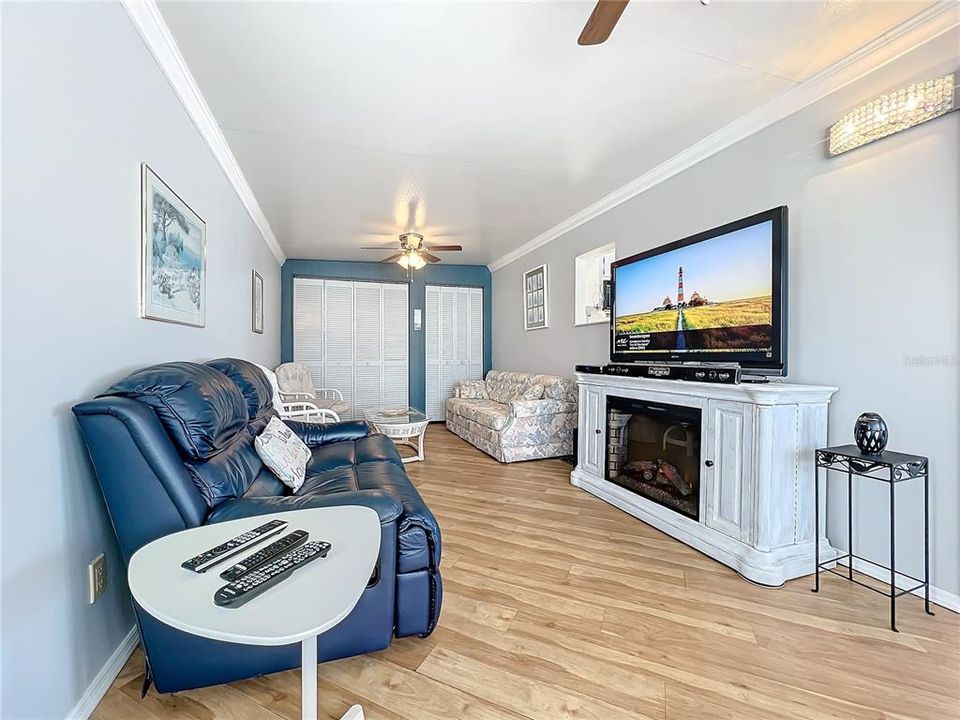 For Sale: $149,900 (1 beds, 2 baths, 848 Square Feet)