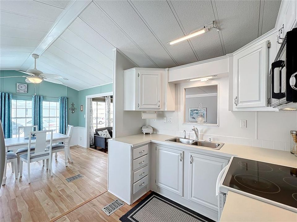 For Sale: $149,900 (1 beds, 2 baths, 848 Square Feet)