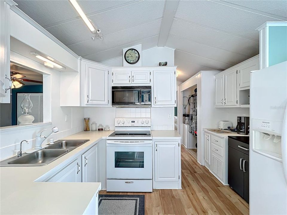 For Sale: $149,900 (1 beds, 2 baths, 848 Square Feet)