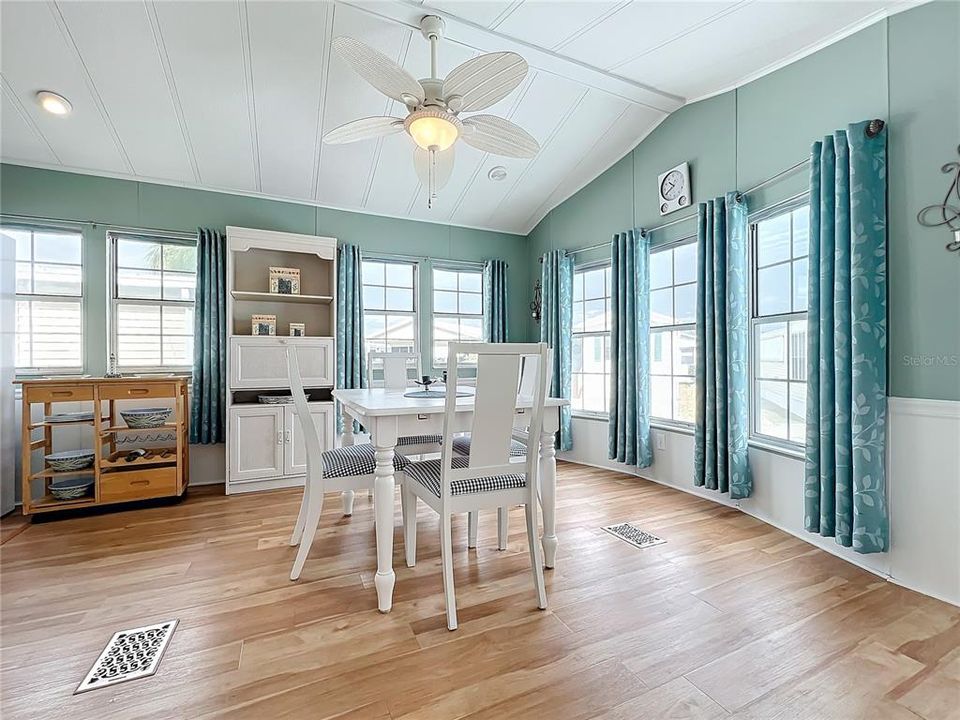 For Sale: $149,900 (1 beds, 2 baths, 848 Square Feet)