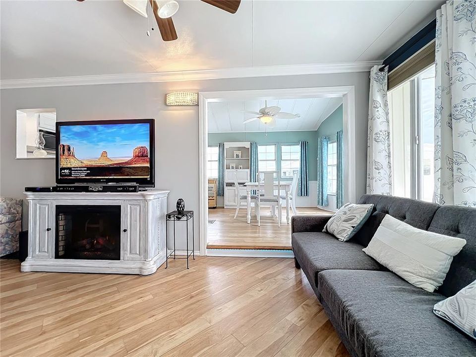 For Sale: $149,900 (1 beds, 2 baths, 848 Square Feet)