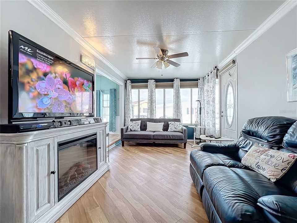 For Sale: $149,900 (1 beds, 2 baths, 848 Square Feet)