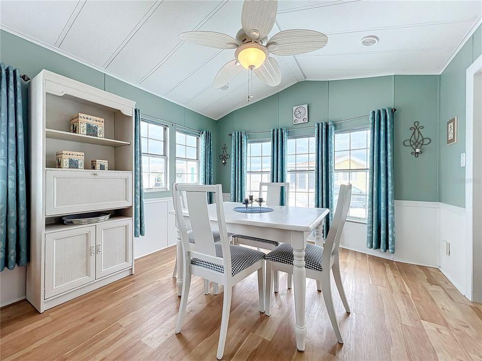 For Sale: $149,900 (1 beds, 2 baths, 848 Square Feet)