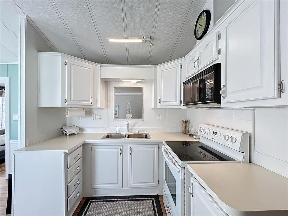 For Sale: $149,900 (1 beds, 2 baths, 848 Square Feet)