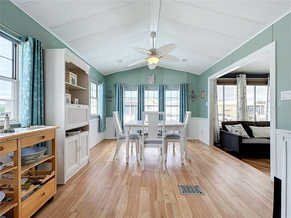 For Sale: $149,900 (1 beds, 2 baths, 848 Square Feet)