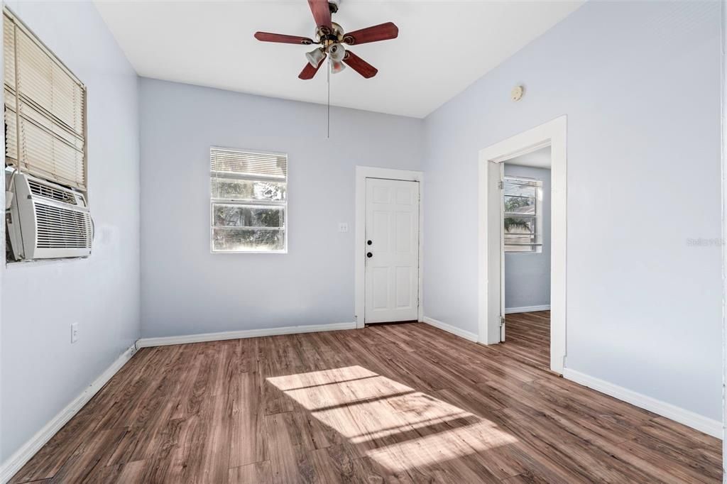 For Sale: $270,000 (3 beds, 1 baths, 966 Square Feet)