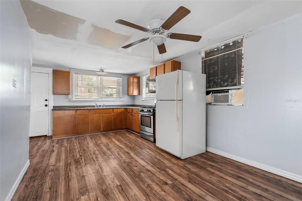 For Sale: $270,000 (3 beds, 1 baths, 966 Square Feet)