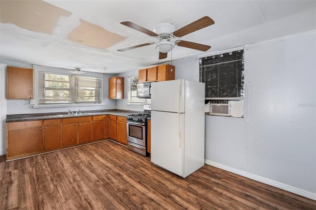 For Sale: $270,000 (3 beds, 1 baths, 966 Square Feet)