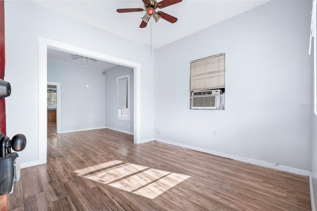 For Sale: $270,000 (3 beds, 1 baths, 966 Square Feet)