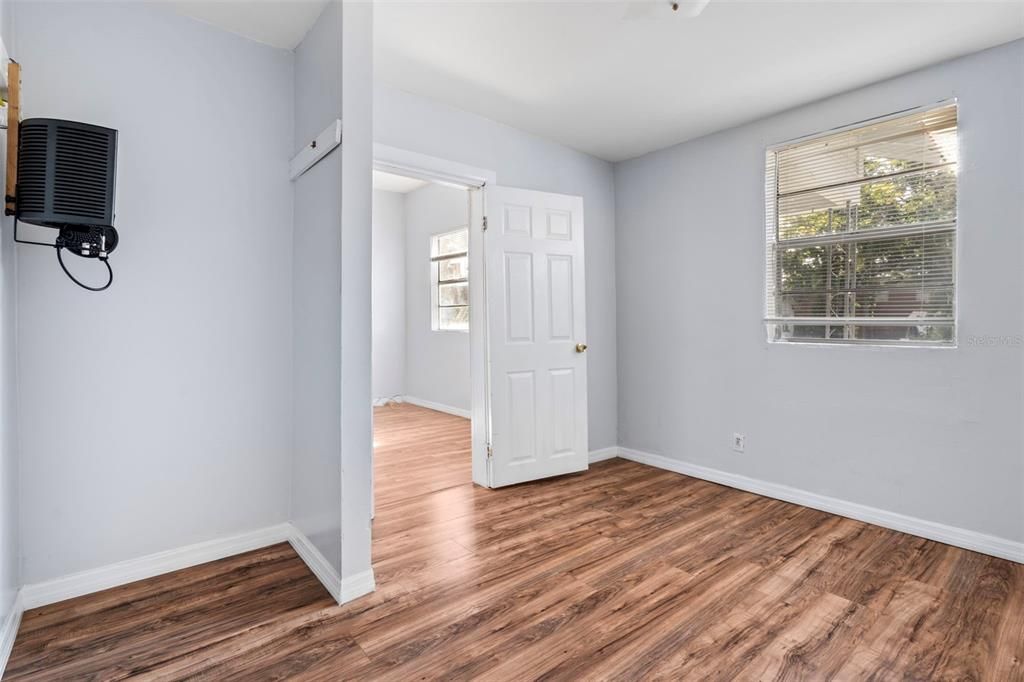 For Sale: $270,000 (3 beds, 1 baths, 966 Square Feet)