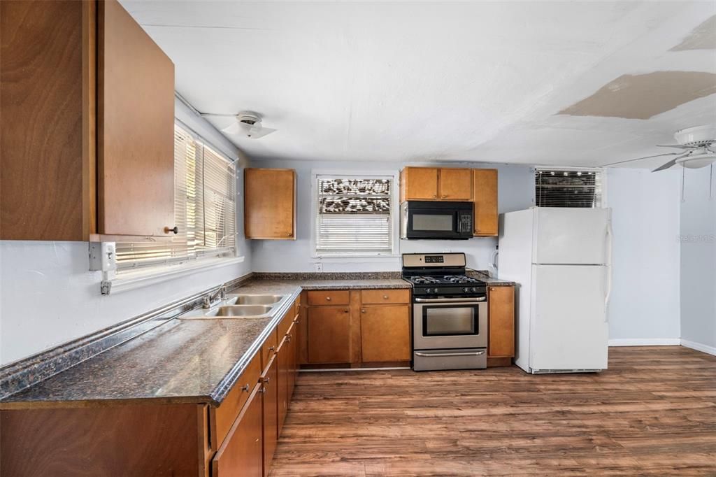 For Sale: $270,000 (3 beds, 1 baths, 966 Square Feet)