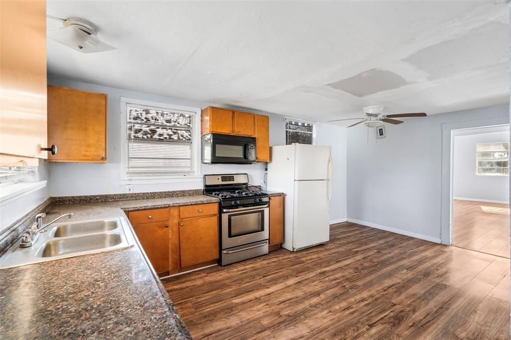 For Sale: $270,000 (3 beds, 1 baths, 966 Square Feet)