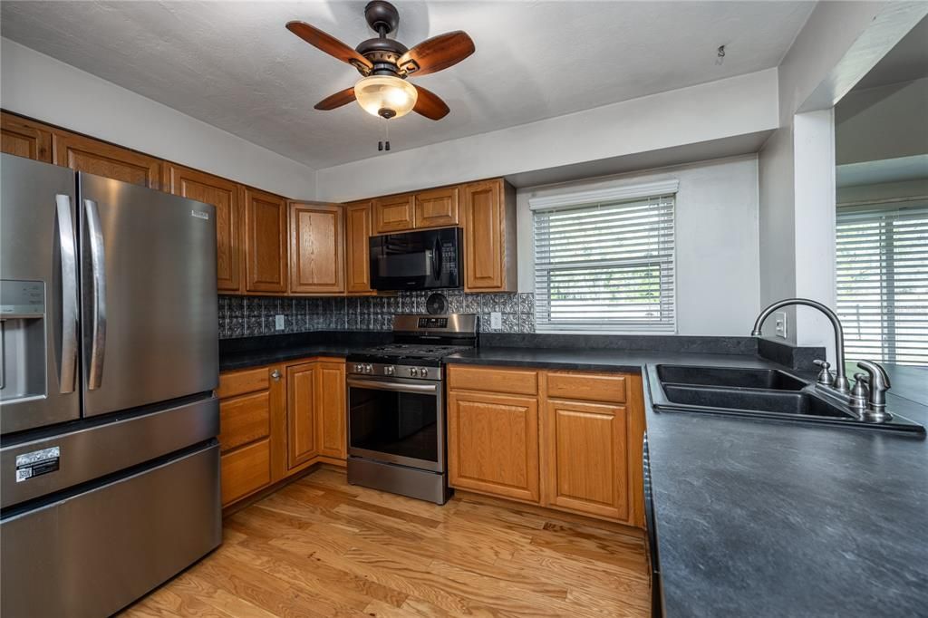 出租: $2,500 (3 贝兹, 2 浴室, 1406 平方英尺)