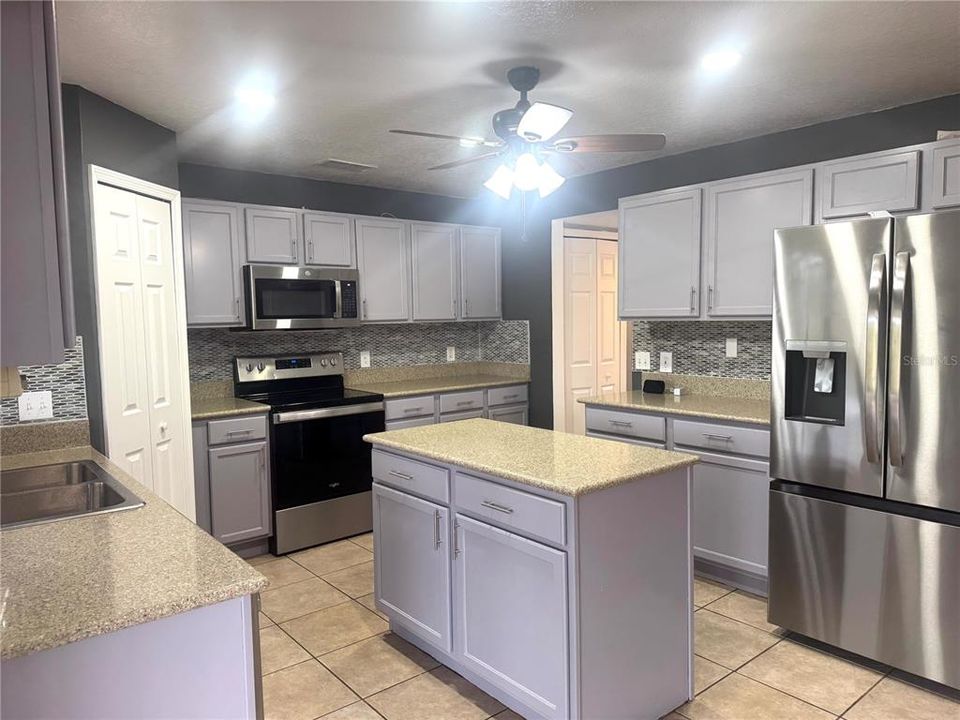 For Sale: $399,900 (5 beds, 2 baths, 2928 Square Feet)