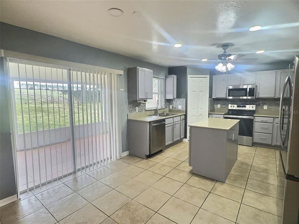 For Sale: $399,900 (5 beds, 2 baths, 2928 Square Feet)