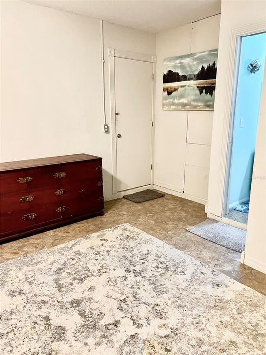 For Rent: $1,100 (1 beds, 1 baths, 300 Square Feet)