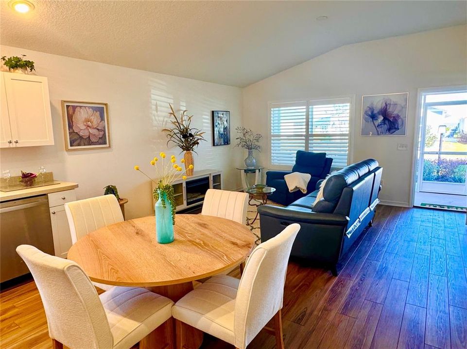 На продажу: $255,900 (2 спален, 2 ванн, 963 Квадратных фут)