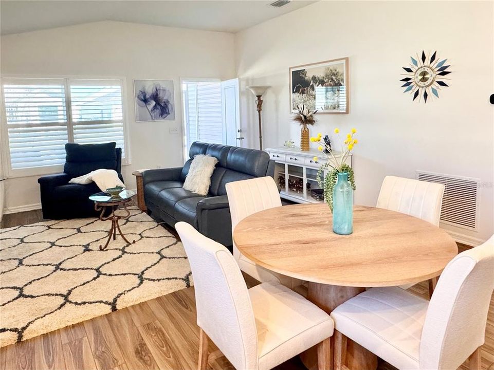 На продажу: $255,900 (2 спален, 2 ванн, 963 Квадратных фут)