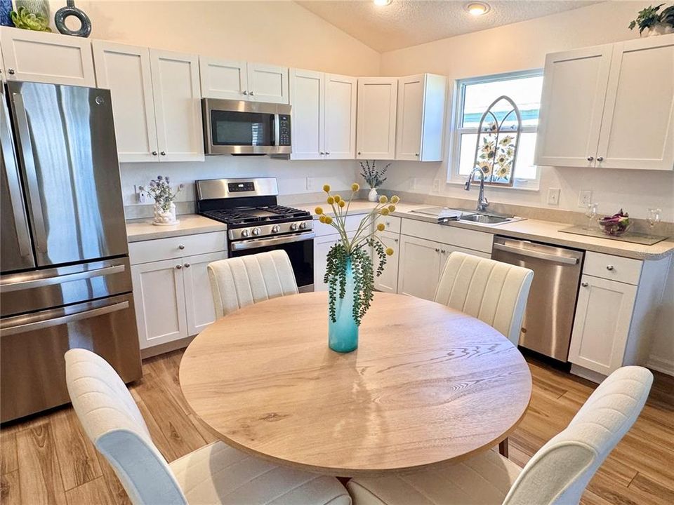 На продажу: $255,900 (2 спален, 2 ванн, 963 Квадратных фут)