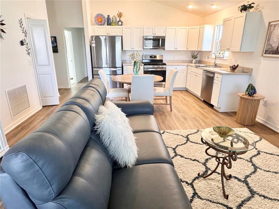 На продажу: $255,900 (2 спален, 2 ванн, 963 Квадратных фут)