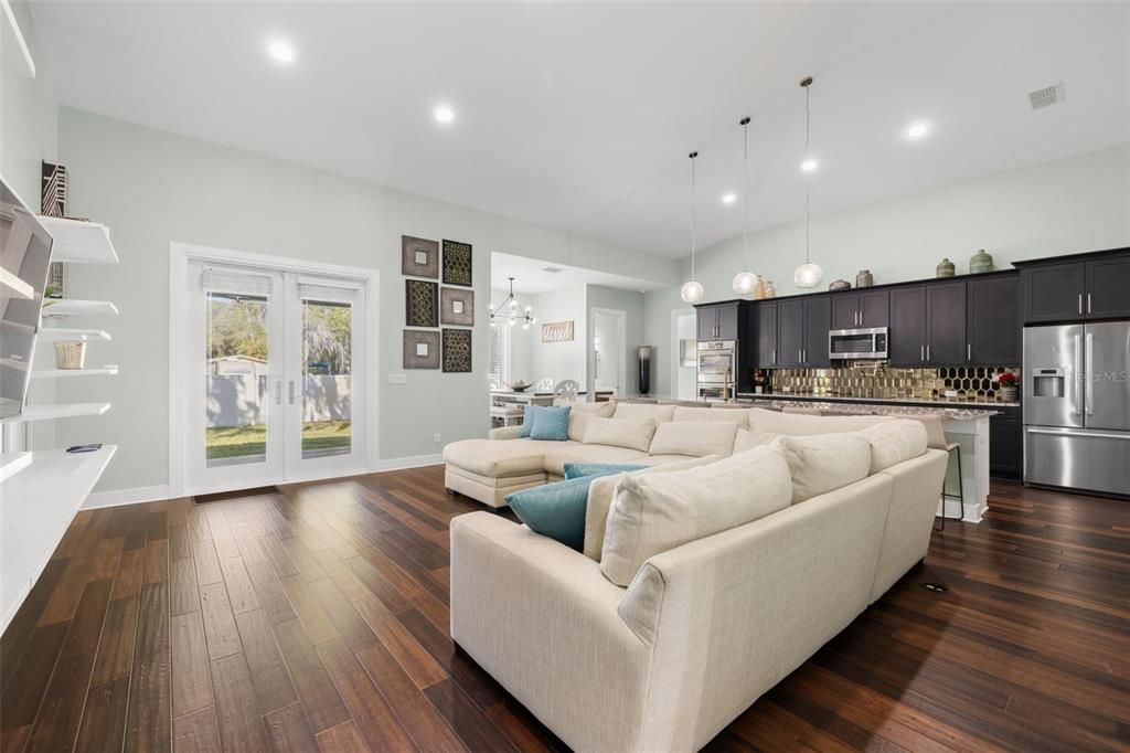 На продажу: $899,999 (4 спален, 3 ванн, 3040 Квадратных фут)