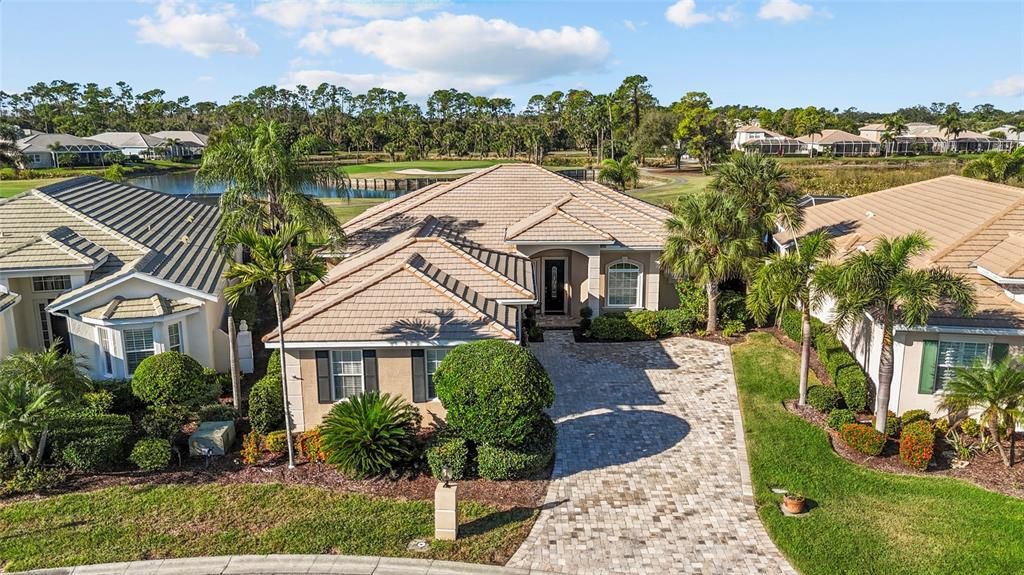 For Sale: $725,000 (3 beds, 3 baths, 2722 Square Feet)