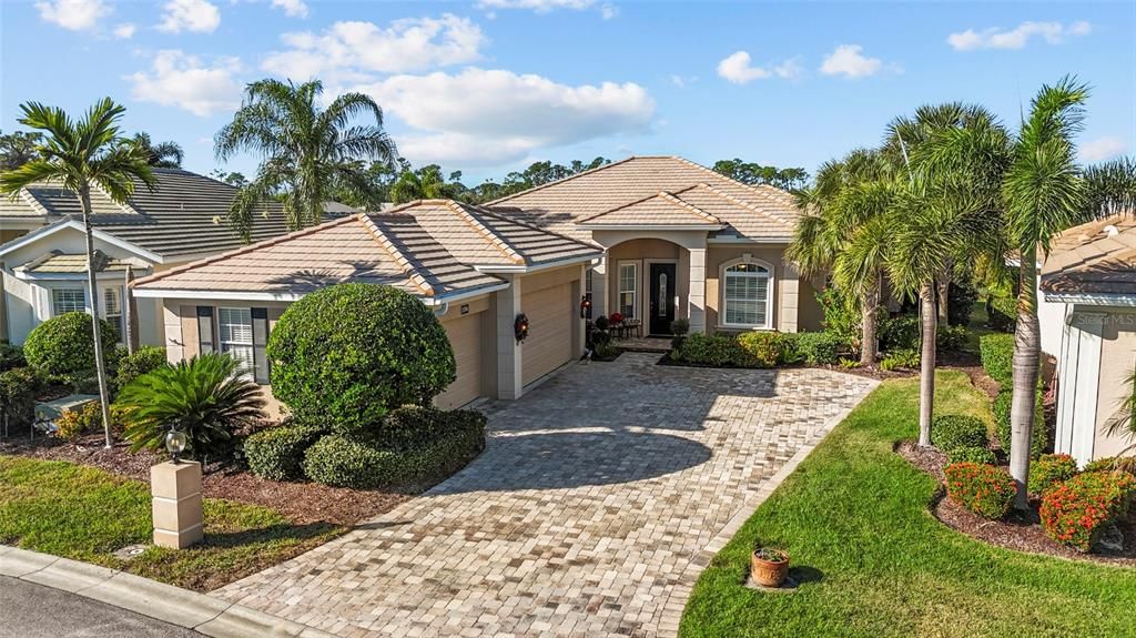 For Sale: $725,000 (3 beds, 3 baths, 2722 Square Feet)