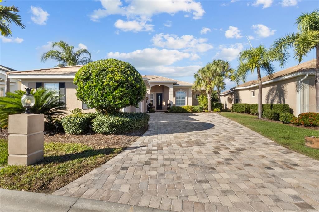 For Sale: $725,000 (3 beds, 3 baths, 2722 Square Feet)