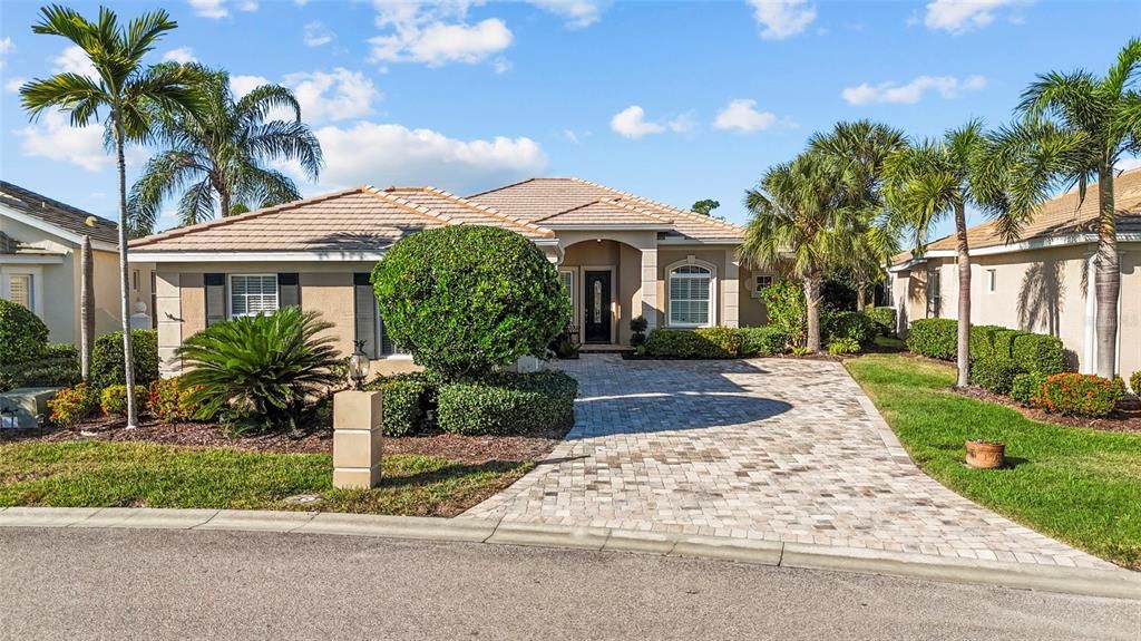 For Sale: $725,000 (3 beds, 3 baths, 2722 Square Feet)