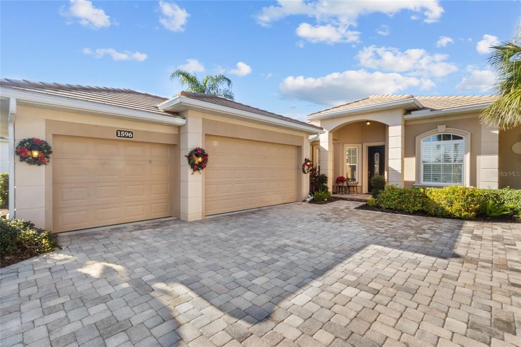 For Sale: $725,000 (3 beds, 3 baths, 2722 Square Feet)