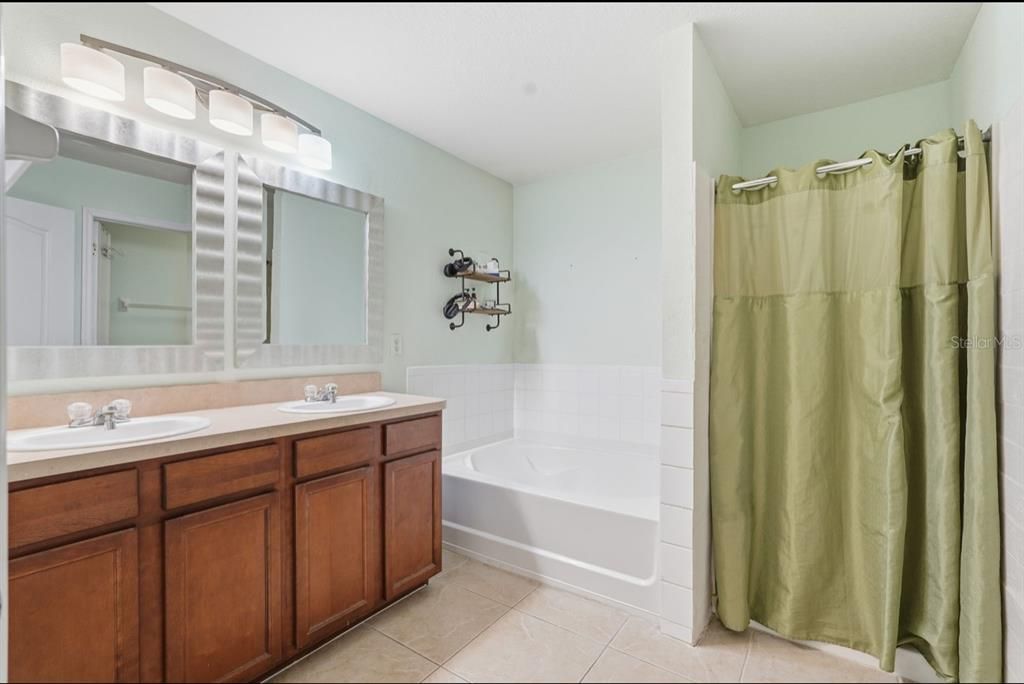 待售: $365,000 (4 贝兹, 2 浴室, 2159 平方英尺)