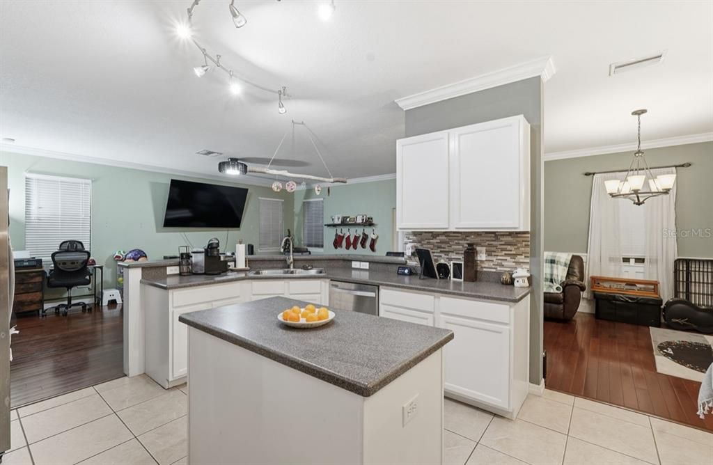 待售: $365,000 (4 贝兹, 2 浴室, 2159 平方英尺)