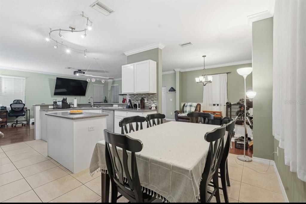 待售: $365,000 (4 贝兹, 2 浴室, 2159 平方英尺)